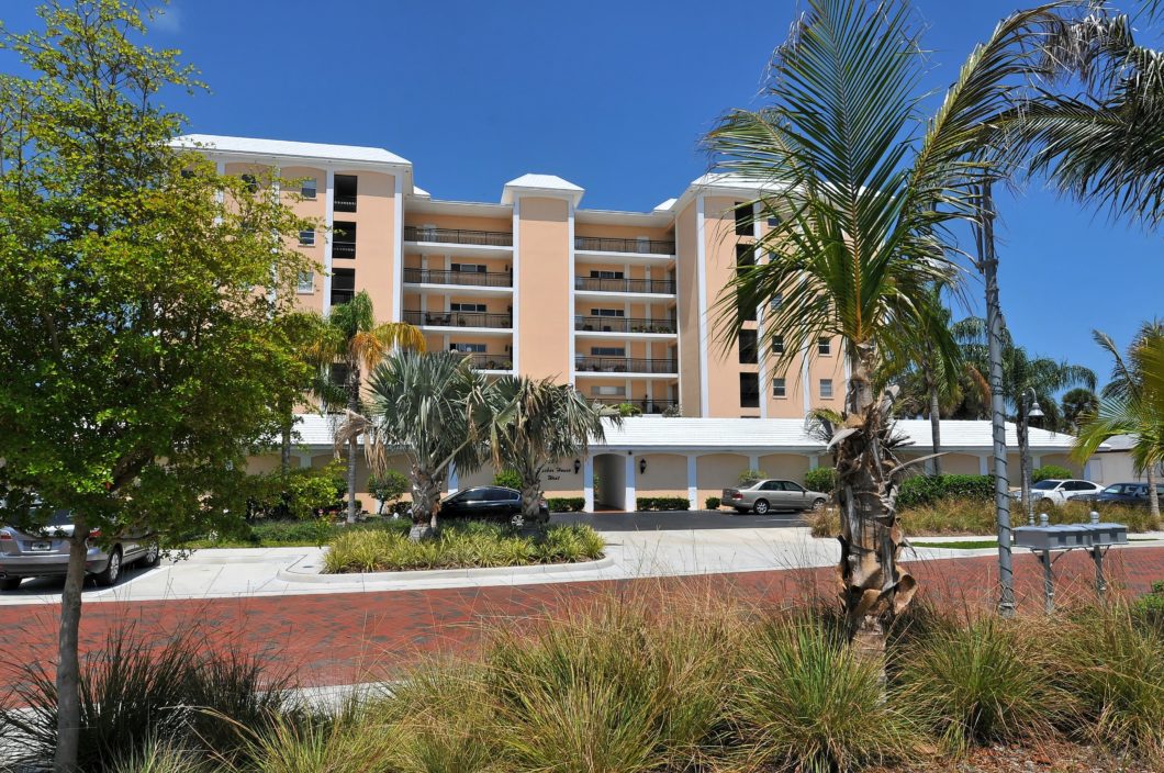Harbor House West in Sarasota Condos for Sale at 226 Golden Gate Pt